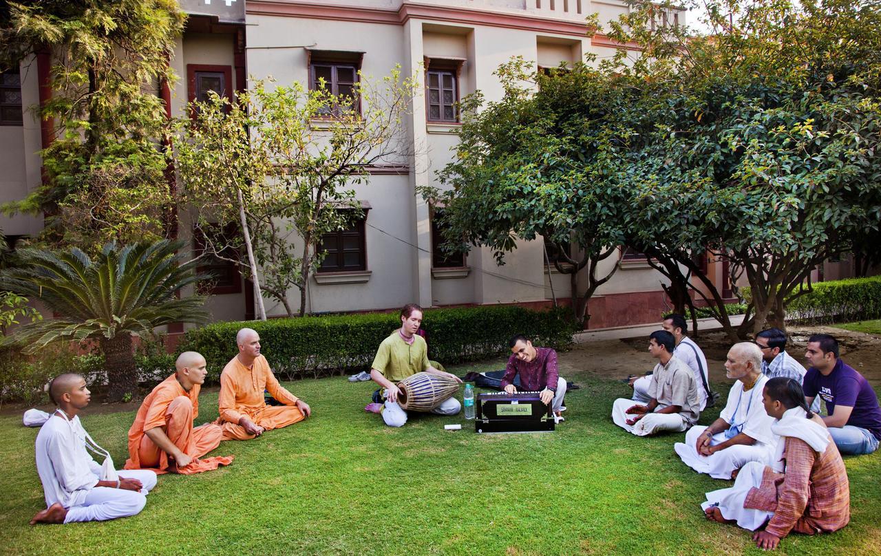 Mvt Guesthouse & Restaurant Vrindavan Exterior photo