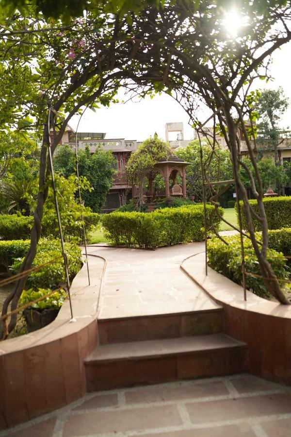 Mvt Guesthouse & Restaurant Vrindavan Exterior photo