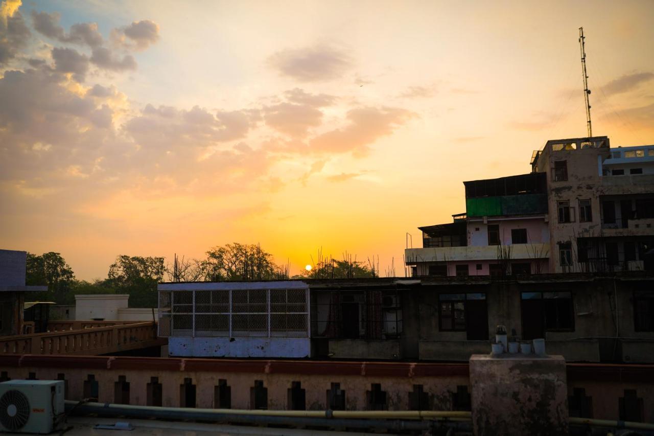 Mvt Guesthouse & Restaurant Vrindavan Exterior photo